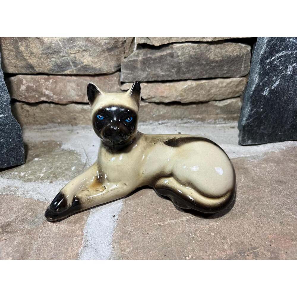 Porcelain Vintage Siamese Sealpoint Cat Collectible Figurine Laying Down Blue Ey